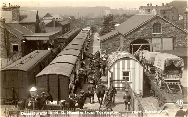 Loading horses at Torrington railway station, Aug 1914
