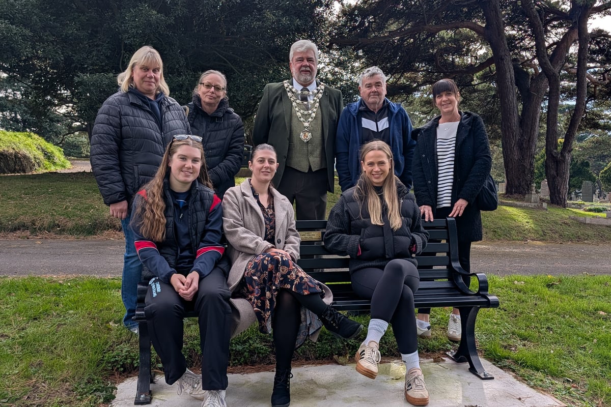 Memorial bench unveiled in honour of 'true Ilfracombe gentleman’
