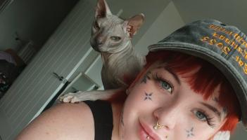 Shannon Stevens with her sphynx cat