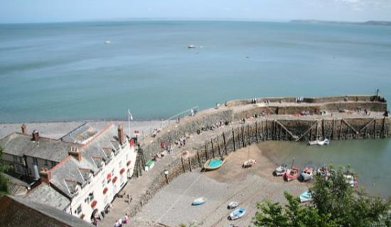 Clovelly harbour geograph 2008 credit Richard-Croft