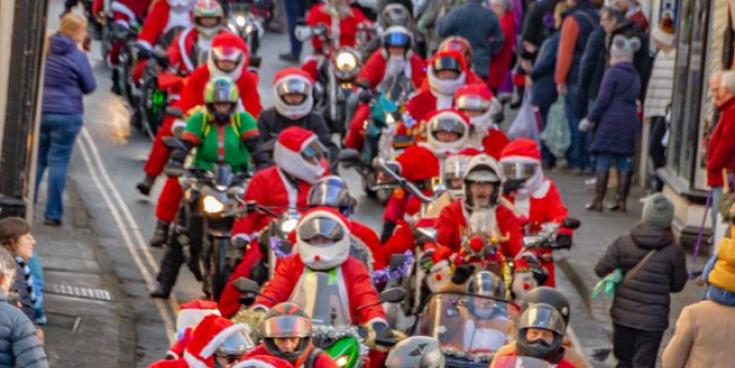 Santas arriving South Molton 2025