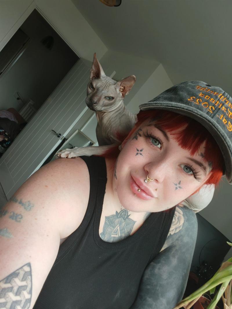 Shannon Stevens with her sphynx cat