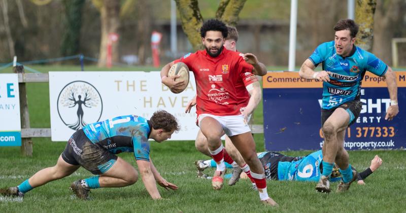 Cameron Grizzle-Johnson on his way to scoring Barnstaple's second try. Pic from Bob Collins
