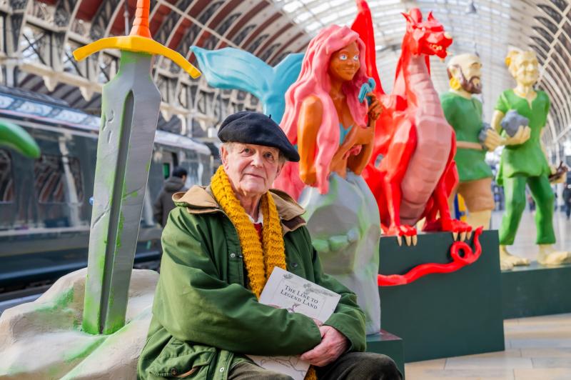 Morpurgo and the statues at London Paddington station (Image- GWR)